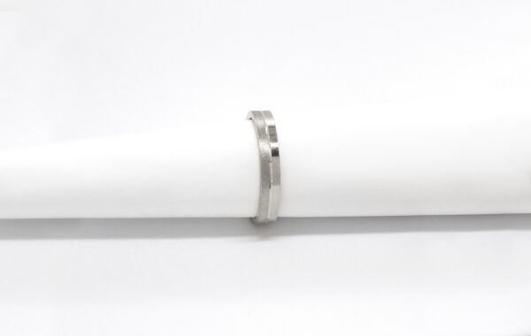 Wedding ring in solid gold with two finishes.
