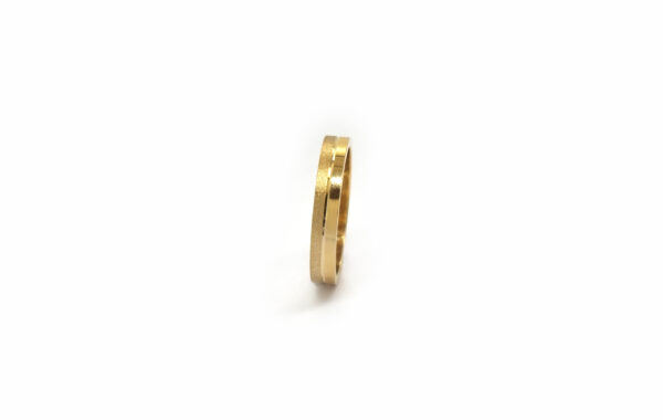 348-35 wedding ring 2 Wedding ring in solid gold with two finishes.