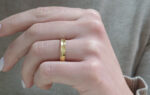 Wedding ring in solid gold with two finishes.