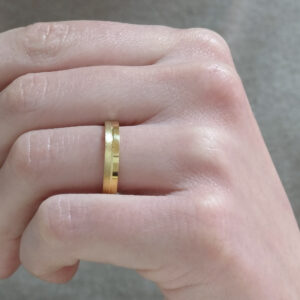 Wedding ring in solid gold with two finishes.