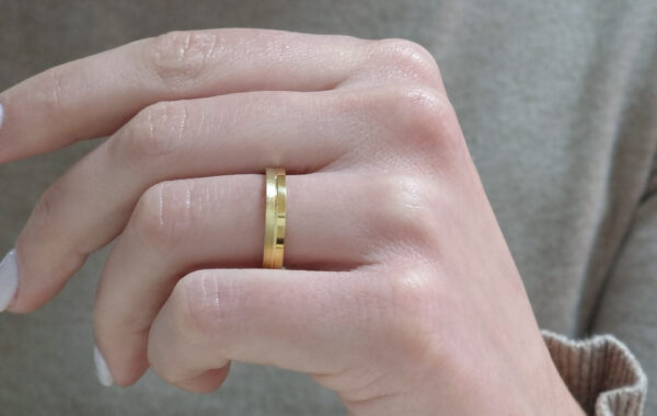 Wedding ring in solid gold with two finishes.