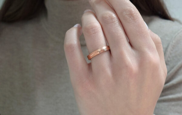 Wedding ring in solid gold with two finishes.