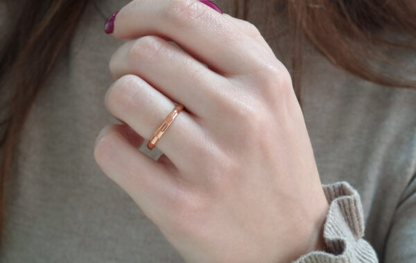 Wedding ring in solid gold.