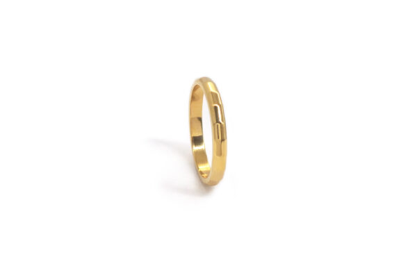 Wedding ring in solid gold.