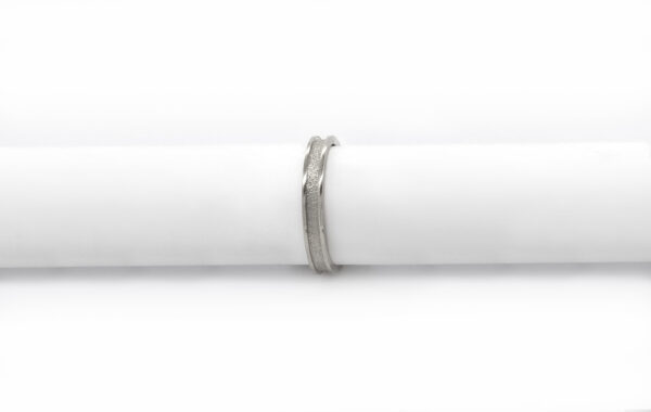 Wedding ring in solid gold with a shiny diamond finish line.