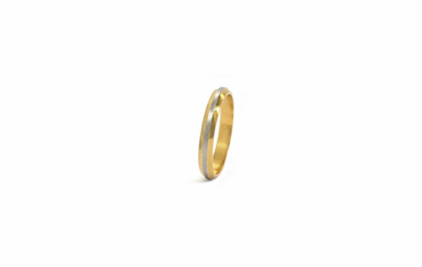 743-30ΚΛ wedding ring 2 Wedding ring in solid gold with a decorative line in the middle.