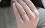 Wedding ring in solid gold with a decorative line in the middle.
