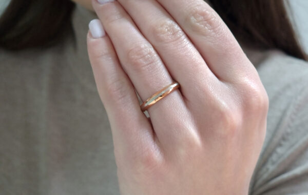 Wedding ring in solid gold with a decorative line in the middle.