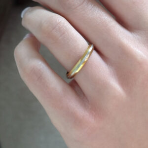 Wedding ring in solid gold with a decorative line in the middle.