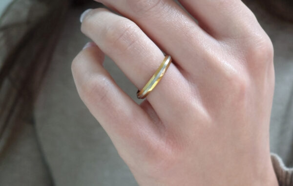 Wedding ring in solid gold with a decorative line in the middle.