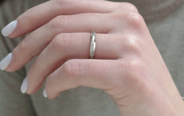 Wedding ring in solid gold with a decorative line in the middle.