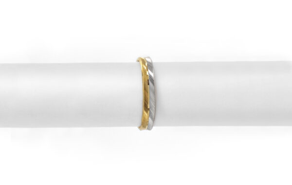 Wedding ring in solid gold with two colors.