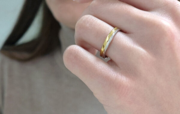 744-35ΔΧ wedding ring 4 Wedding ring in solid gold with two colors.