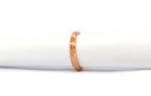 Wedding ring in solid gold with a decoratine line.