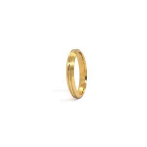 Wedding ring in solid gold with a decoratine line.