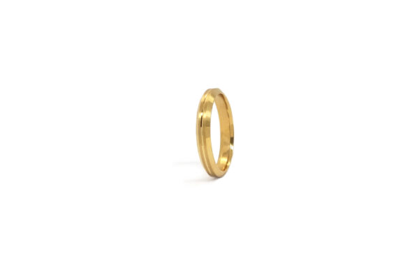 Wedding ring in solid gold with a decoratine line.