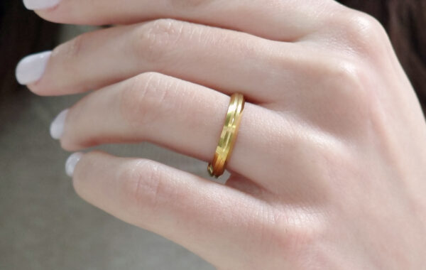 748-35 wedding ring 6 Wedding ring in solid gold with a decoratine line.