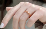 Wedding ring in solid gold with a decoratine line.