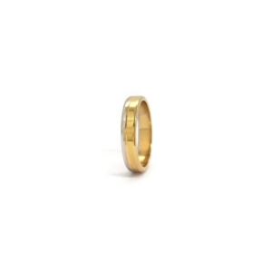 Wedding ring in solid gold with two colors.