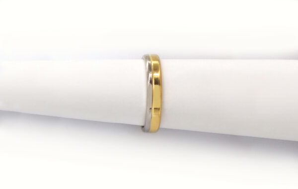 Wedding ring in solid gold with two colors.