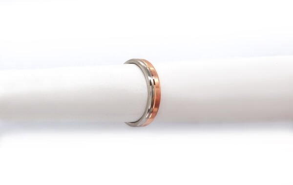Wedding ring in solid gold with two colors.