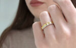 Wedding ring in solid gold with two colors.