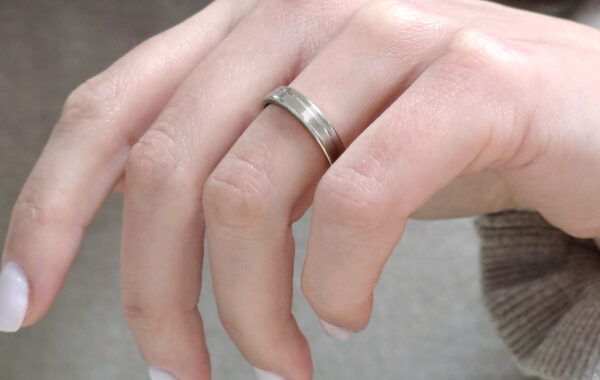 Wedding ring in solid gold with two colors.