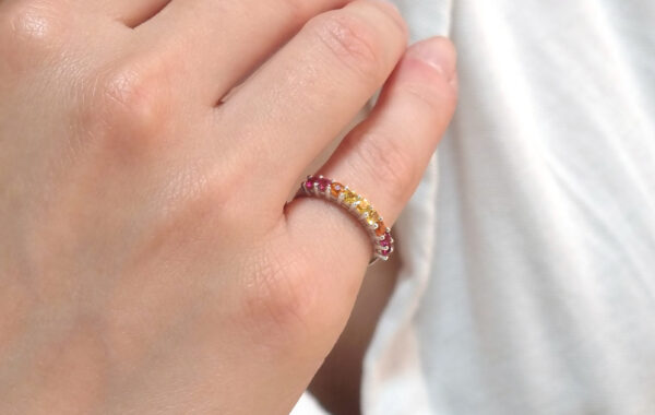 ombre sapphire ring in solid gold.